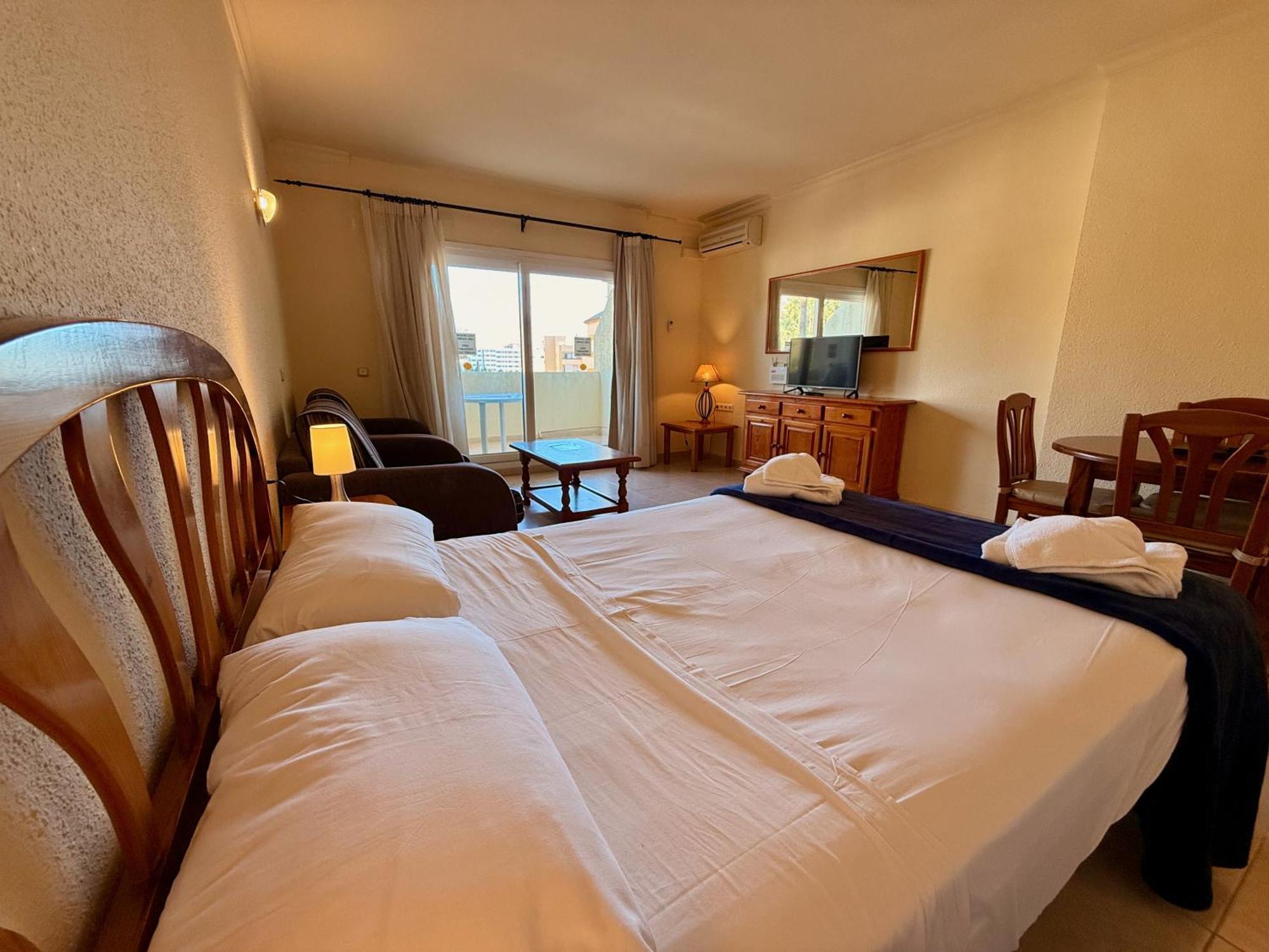 Kingfisher Apartments Benal Beach 베날마데나코스타 외부 사진